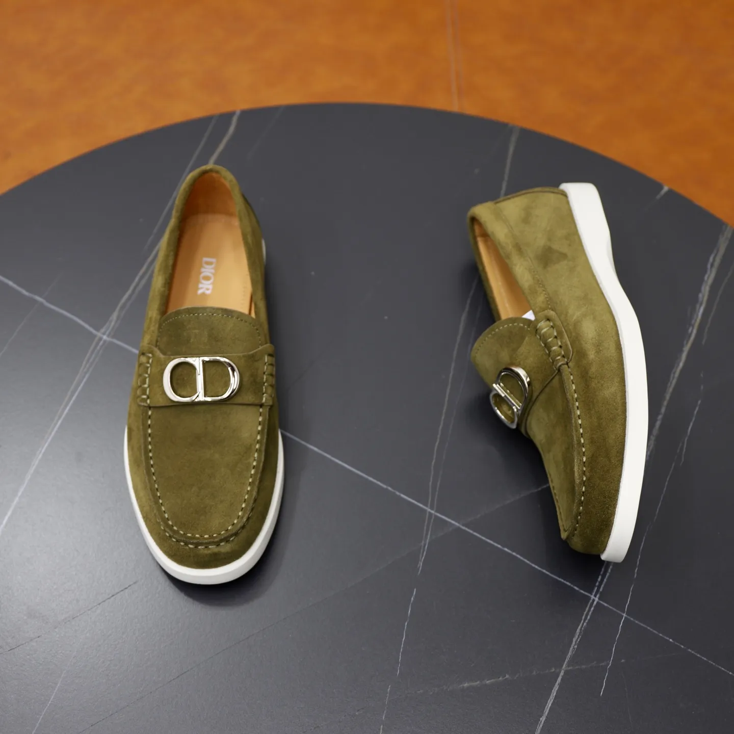 Ex-factory price: 560🙅‍♂️🙅‍♂️🙅‍♂️ Brand: Dior DIOR Standard code: Men's code 38/44 (45 can be customized) Grade: Same as the official website Material: Original cowhide stitching, cowhide lining, original TPU wear-resistant soft outsole Style categories: Leisure and sports version, footwear for driving, young fashion, European and American trends, British style Color: actual picture color
